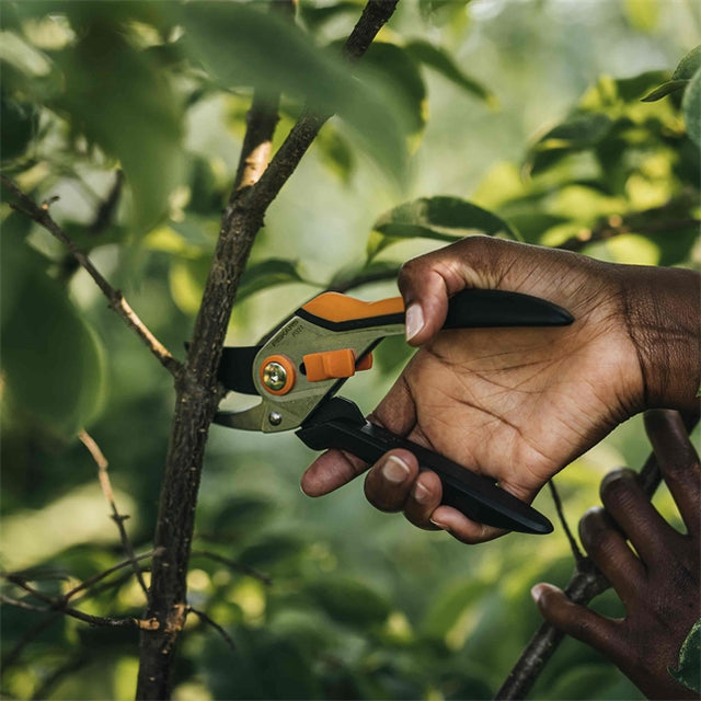 Fiskars Solid™ Metall Bypass-Gartenschere P331