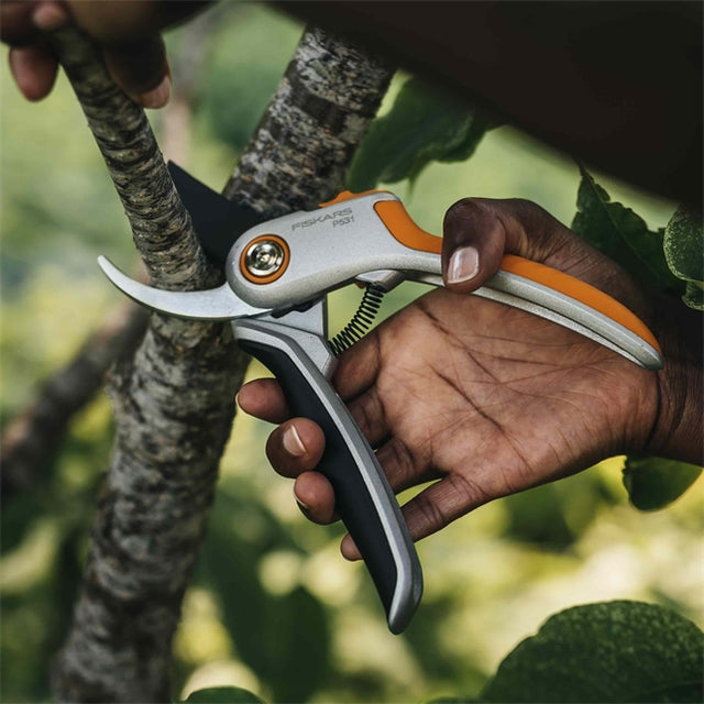 FISKARS Plus™ Metall Bypass-Gartenschere P531