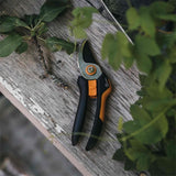 Fiskars Solid™ Bypass-Gartenschere M, P321