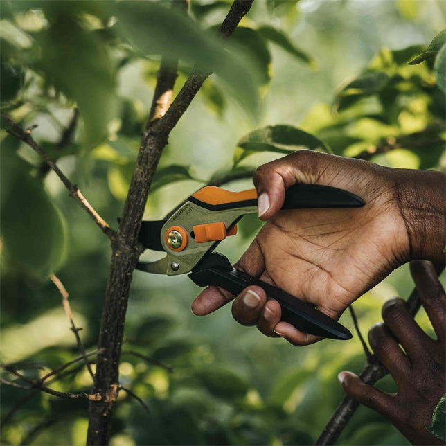 Fiskars Solid™ Metall Bypass-Gartenschere P331