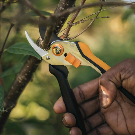 Fiskars Solid™ Metall Bypass-Gartenschere P331