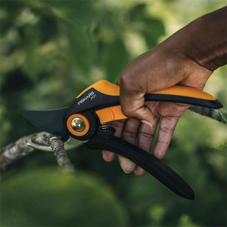 FISKARS Plus™ Bypass-Gartenschere P521