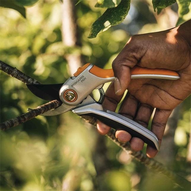 FISKARS Plus™ Metall Bypass-Gartenschere P531